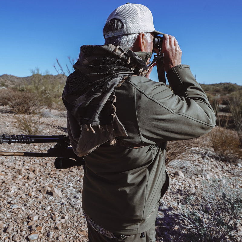 Cargue la imagen en el visor de la galería, Man using binoculars looking at horizon wearing GameGuard Agave Guia Grande Jacket
